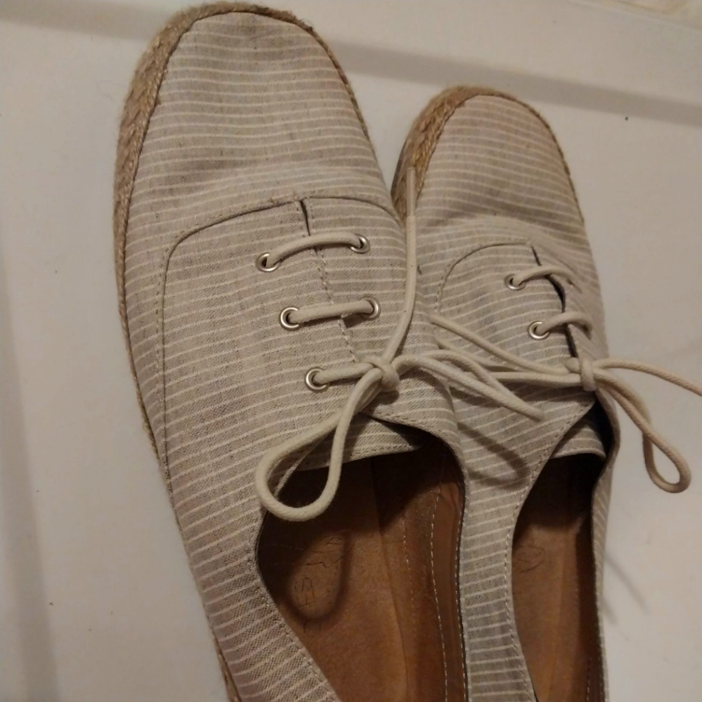 Aerosoles size 9 Light beige pin stripe sneakers